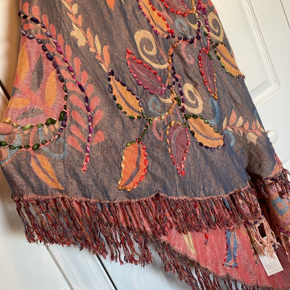 Raj Rose Vest thick stitch embroidery bold pattern boho contemporary breezy vest - Picture 12 of 12